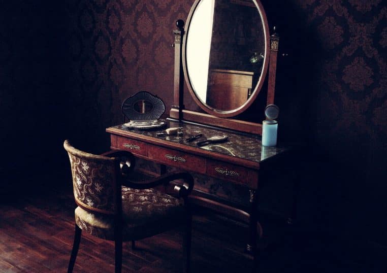 chambre ancienne avec miroir