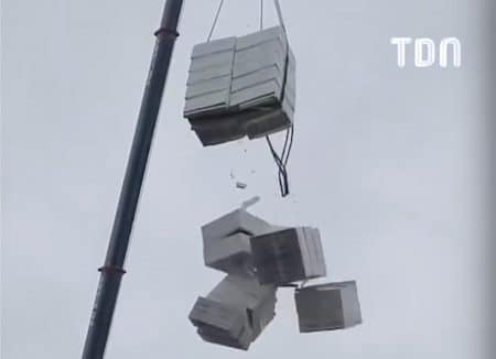 Des palettes tombent d'un engin de levage