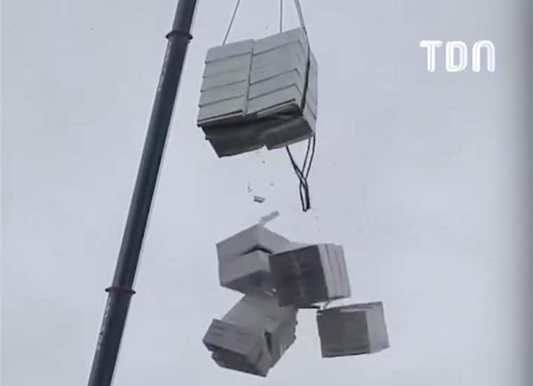 Des palettes tombent d'un engin de levage