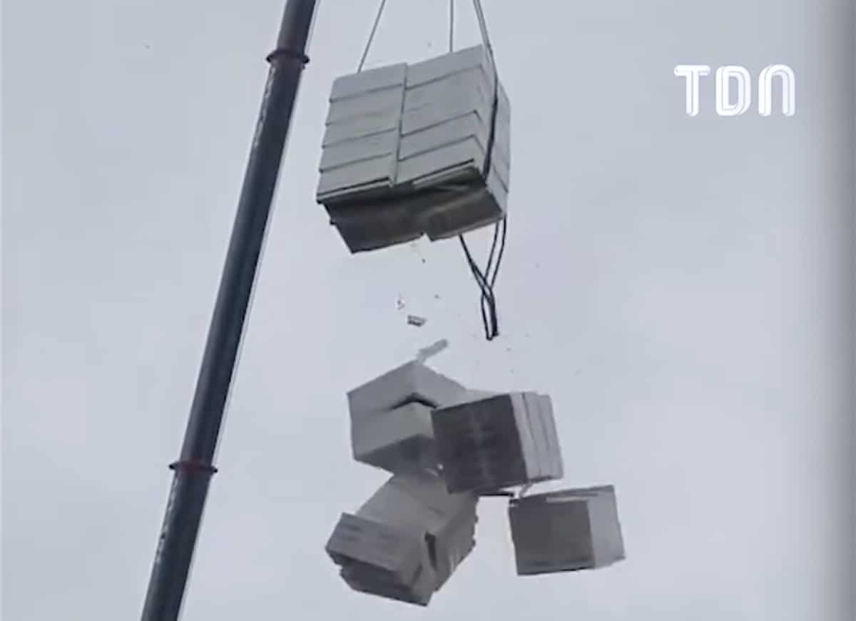 Des palettes tombent d'un engin de levage