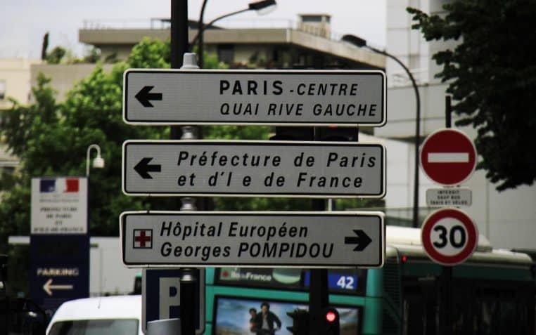 Panneaux de signalisation sur une rue de Paris, circulation urbaine