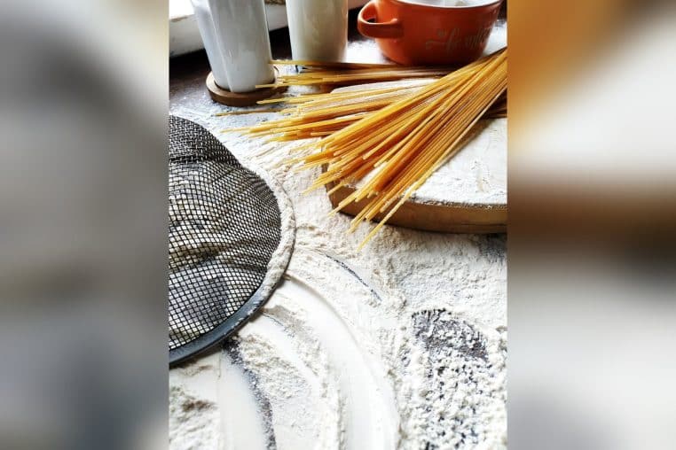 Spaghetti crus avec farine et herbes.