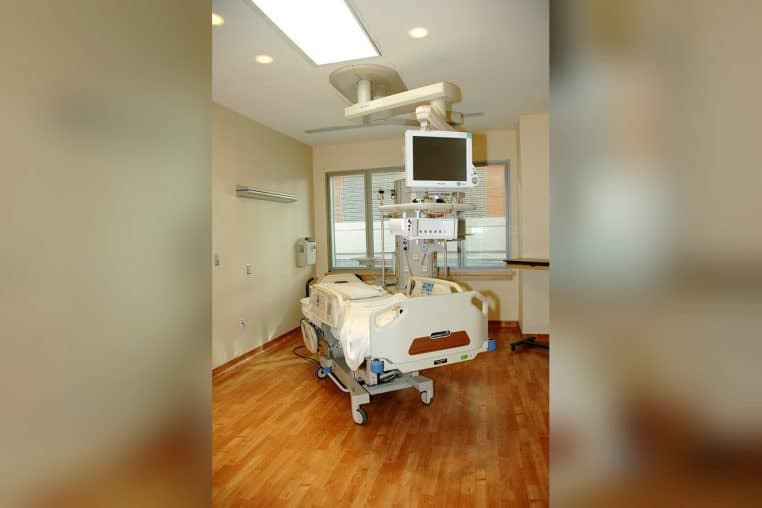 Chambre d’hôpital sobre, lit vide