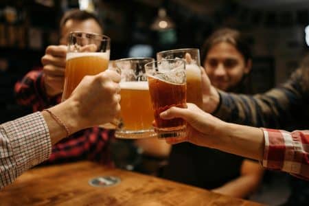 Un patron de bar épinglé pour avoir été trop généreux