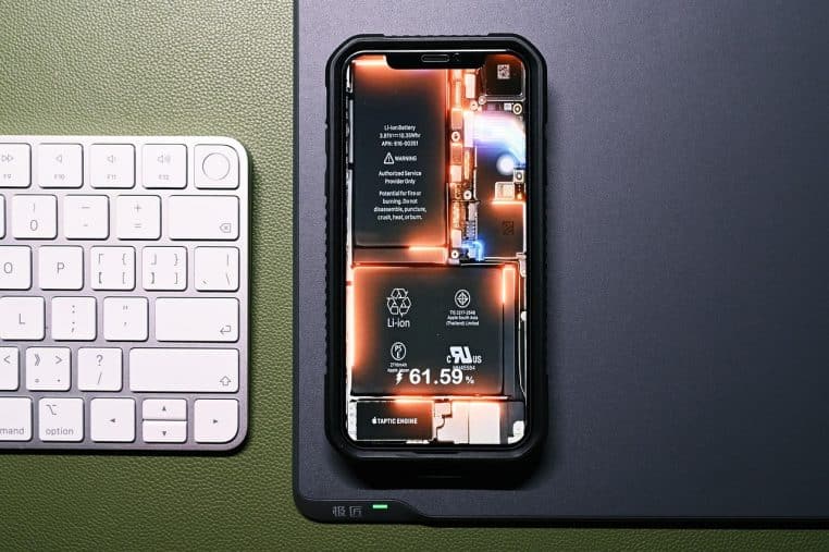 Smartphone et chargeur sur table, vue à plat.