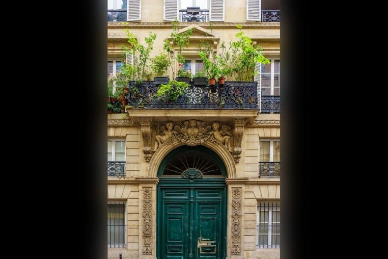 Porte cochère et détails architecturaux d’un immeuble haussmannien.
