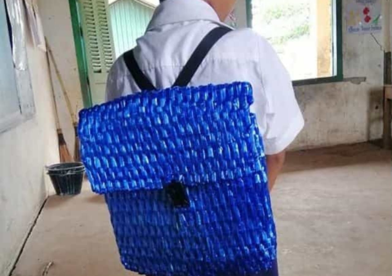 Un père tisse lui-même le sac à dos de son enfant de 5 ans