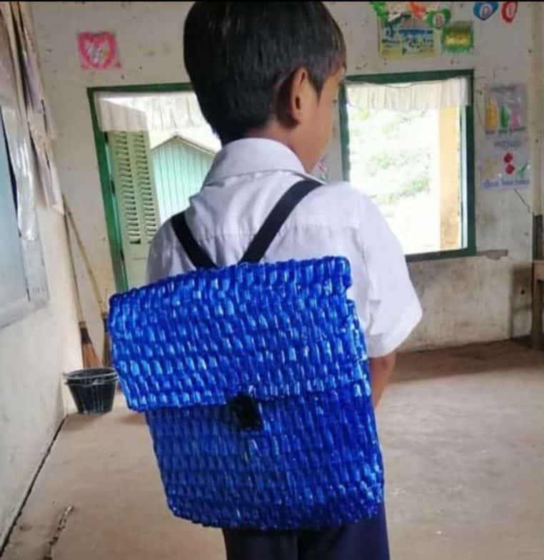 Un père tisse lui-même le sac à dos de son enfant de 5 ans