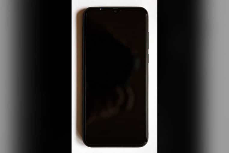 Gros plan d’un smartphone Android en veille