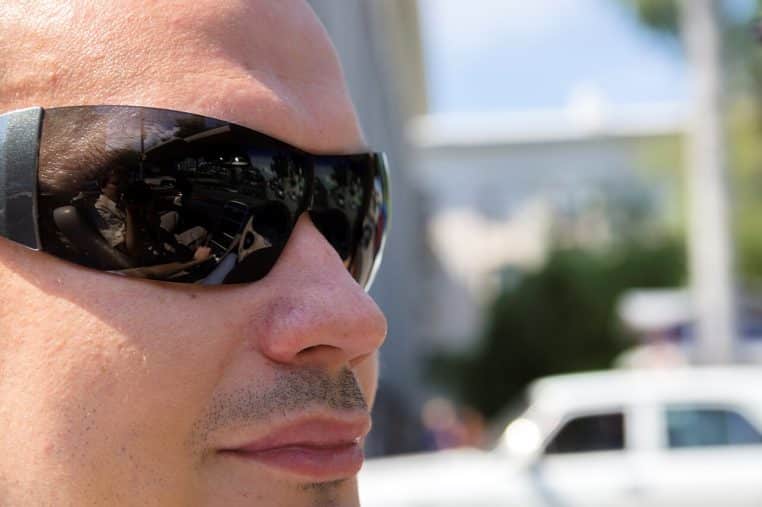 Reflets de la route dans des verres solaires au volant d’un cabriolet.