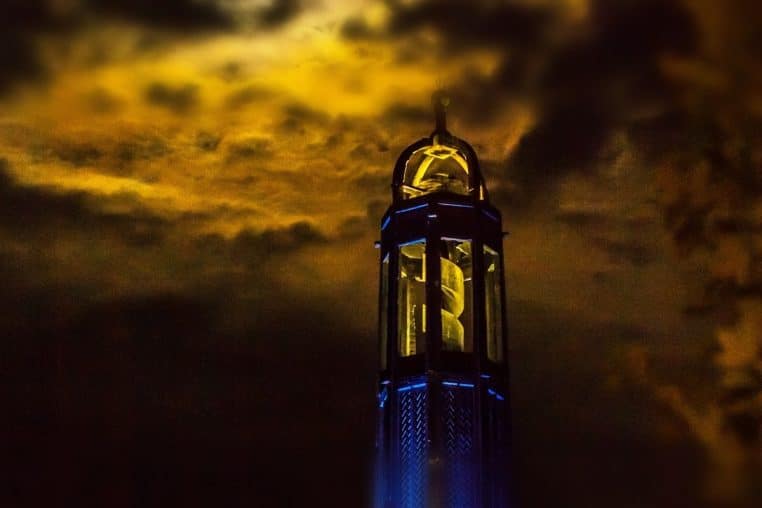 Super Lune au-dessus de la tour Perret à Grenoble
