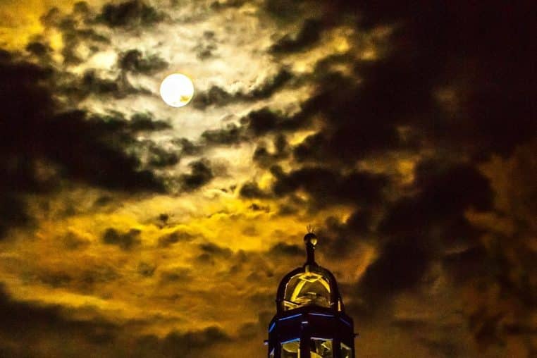 Super lune près de la tour Perret