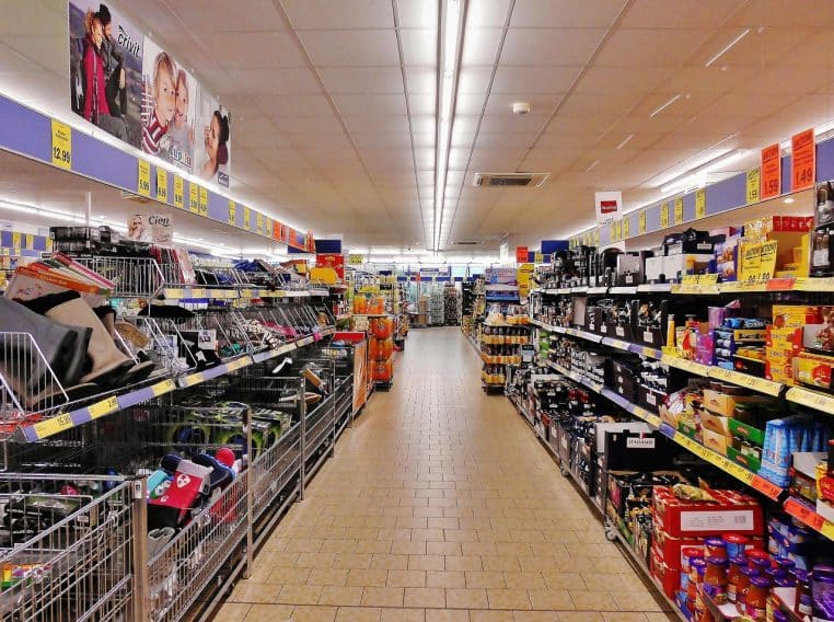 Allée de supermarché avec produits de grande consommation