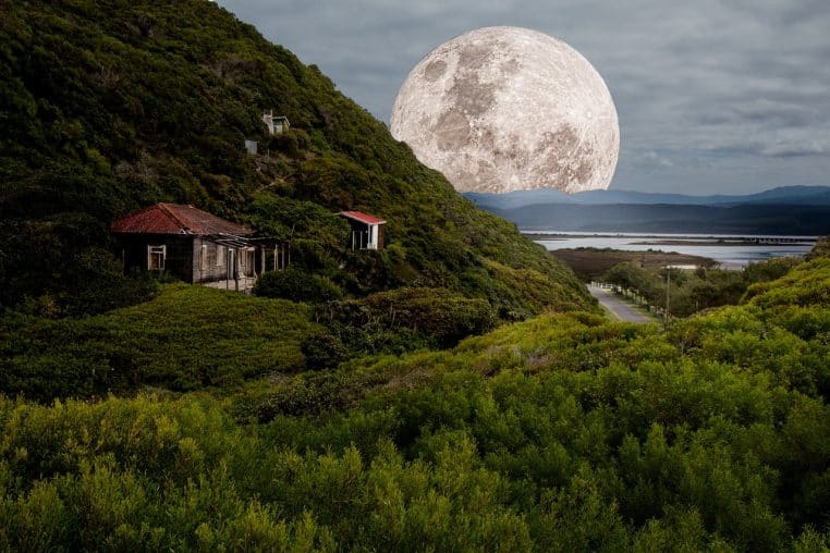 Super lune au-dessus d’un paysage marin