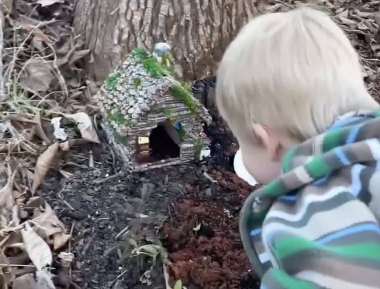 Theo et maison du Mr Toad