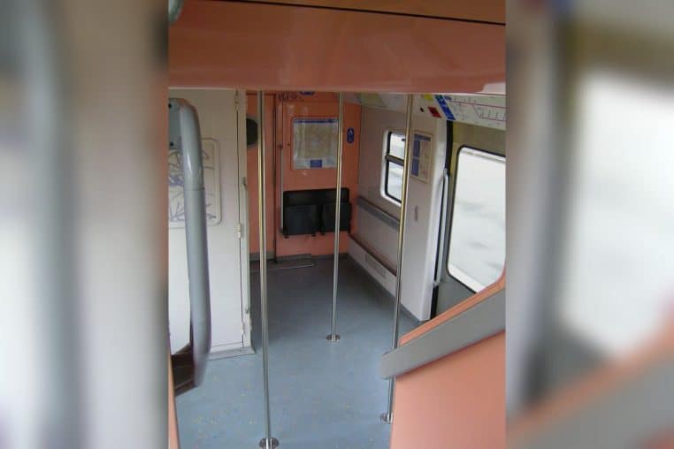 Intérieur d’une rame RER, sièges vides, ambiance neutre