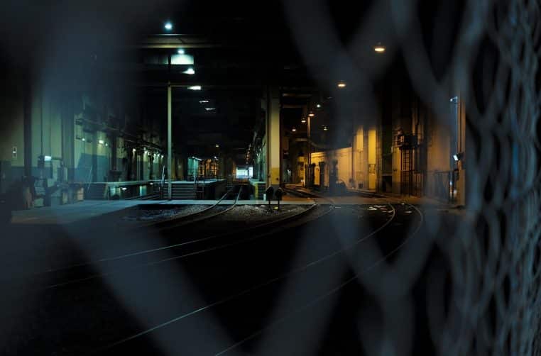 Rame de métro en mouvement, intérieur lumineux