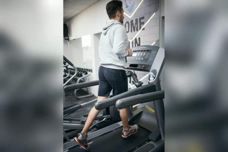 Athlète sur tapis réalisant un intervalle du protocole 4×4.