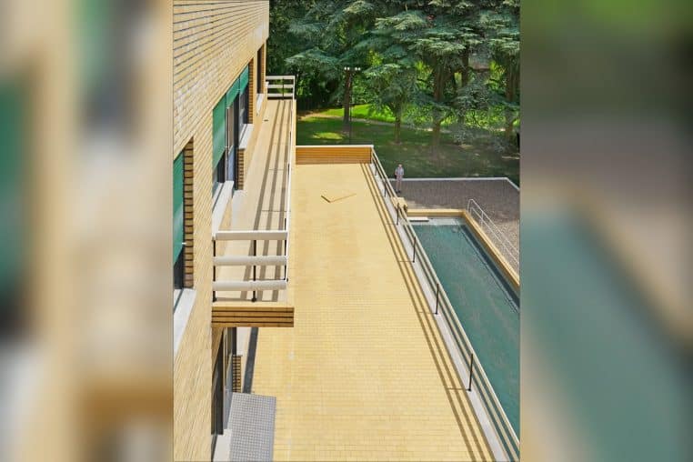 Grande villa moderniste avec longue piscine extérieure
