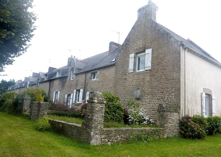 Photo en perspective d’un lotissement breton ; façades alignées, jardins et voies, illustrant la lecture cadastrale des parcelles.