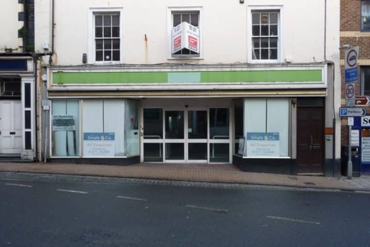 Bâtiment de coin de rue abritant un ancien Job Centre, montrant comment les structures d’accompagnement des chômeurs évoluent et ferment parfois.