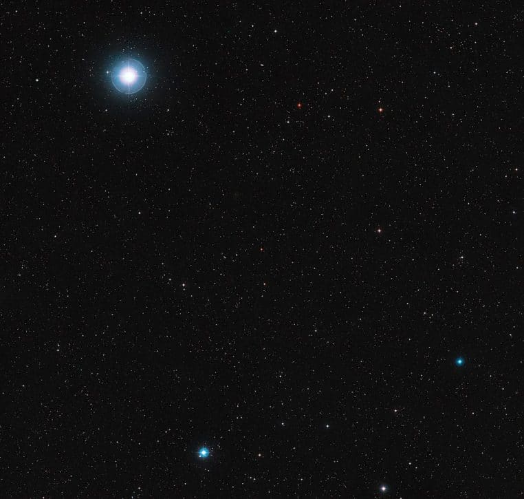 Grand champ stellaire autour de l’étoile Ross 128, dans la Vierge, issu du Digitized Sky Survey, densité d’étoiles marquée.