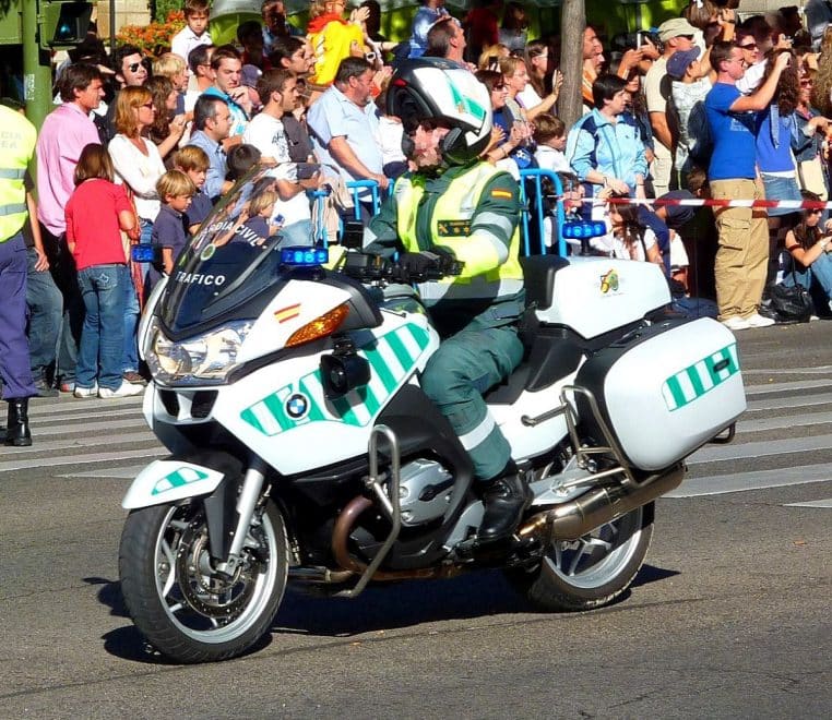 Moto de la Guardia Civil – unité trafic – stationnée, symbole des contrôles de sécurité sur réseau espagnol.
