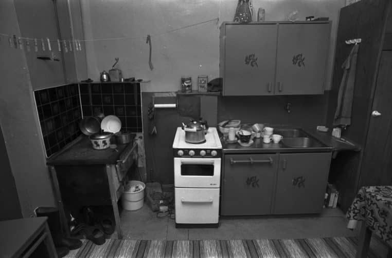 Cuisine finlandaise de 1975 en noir et blanc, cuisinière à gauche, évier à droite, atmosphère domestique d’époque.