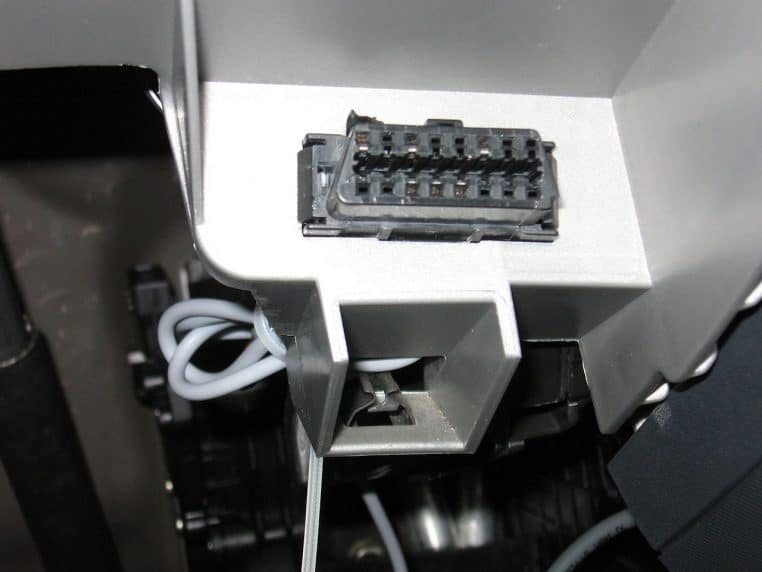 Connecteur OBD II d’un véhicule, prise utilisée pour le diagnostic mais parfois détournée pour des usages non autorisés