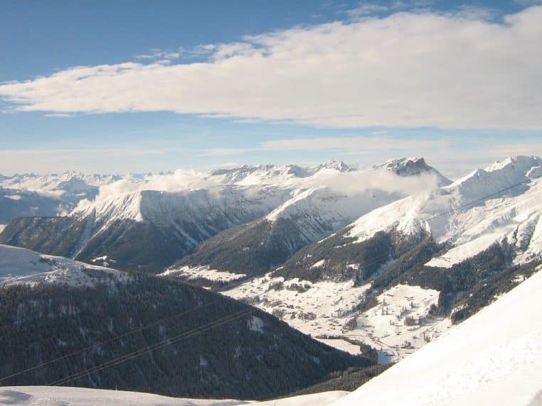 Crêtes alpines poudrées et vallées blanchies, panorama hivernal pris depuis le Jakobshorn en Suisse