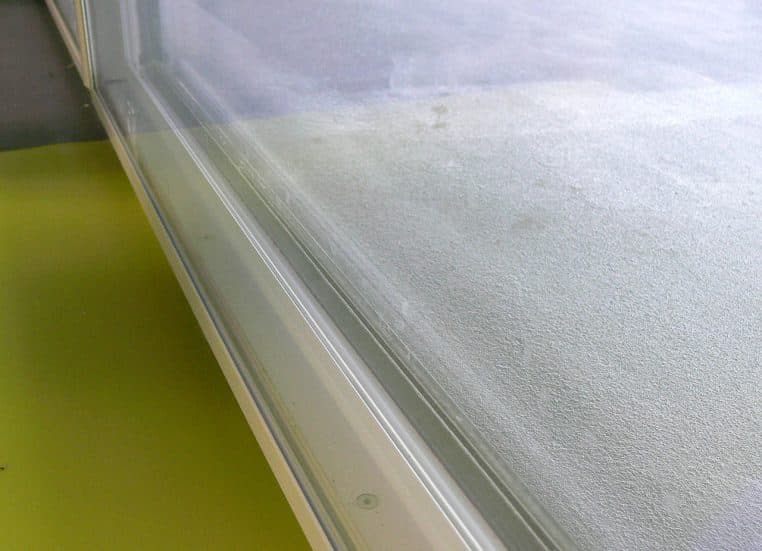 Vue paysage d’un dispositif solaire en façade d’un Ehpad, illustrant la circulation d’air tempéré dans l’espace vitré.