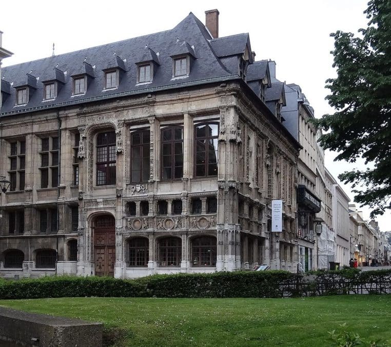Façade en pierre de l’ancien bureau des finances de Rouen, vaste bâtiment public aux grandes fenêtres donnant sur une place piétonne