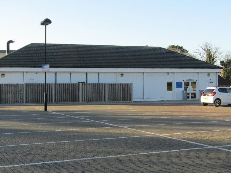 Image d’un enregistrement EEG en clinique, électrodes posées sur le cuir chevelu, pendant un test visuel court de reconnaissance d’images.
