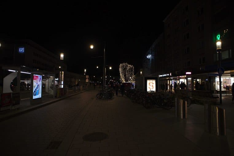 Scène animée d’un marché de Noël à Freiburg en 2019, stands et foule en plan large, illustrant un contexte allemand concret et familial.