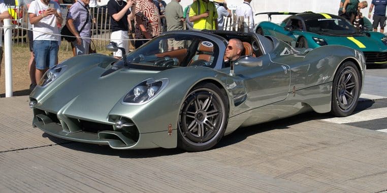 Pagani Utopia Roadster gris exposée en extérieur lors du Goodwood Festival of Speed, vue de trois quarts avant avec public en arrière-plan