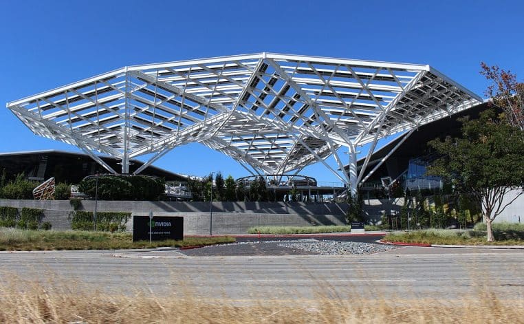 Entrée principale du campus Nvidia sur San Tomas Expressway à Santa Clara, prise en 2022 en plan large.