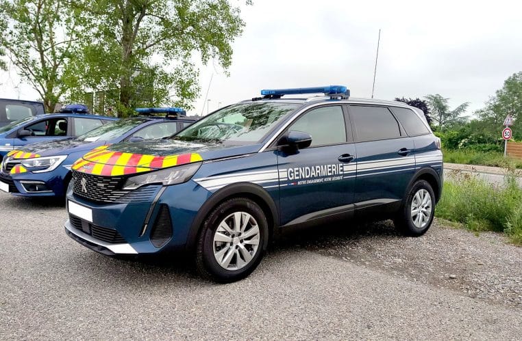 Peugeot 5008 sérigraphié Gendarmerie nationale à l’arrêt, vue latérale en journée sur une route d’Alsace, format paysage net