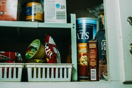 Aliments dans armoire