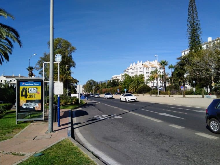 Tronçon de l’A-7 en Andalousie avec bretelle et arrêt bus, rappelant l’exposition aux risques en cas d’immobilisation.