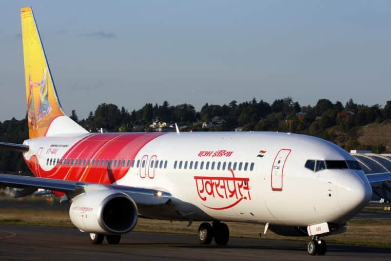 Avion Boeing 737 d’Air India Express vu de profil sur le tarmac, aux couleurs de la compagnie, prêt pour une rotation commerciale
