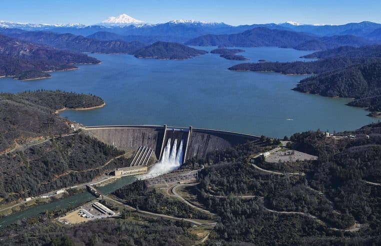 Vue aérienne du barrage de Shasta et de son vaste réservoir, au milieu de collines sèches du nord de la Californie.