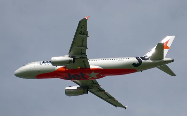 Airbus A320 de la compagnie Jetstar au sol sur le tarmac, prêt pour l’embarquement des passagers sur un vol commercial