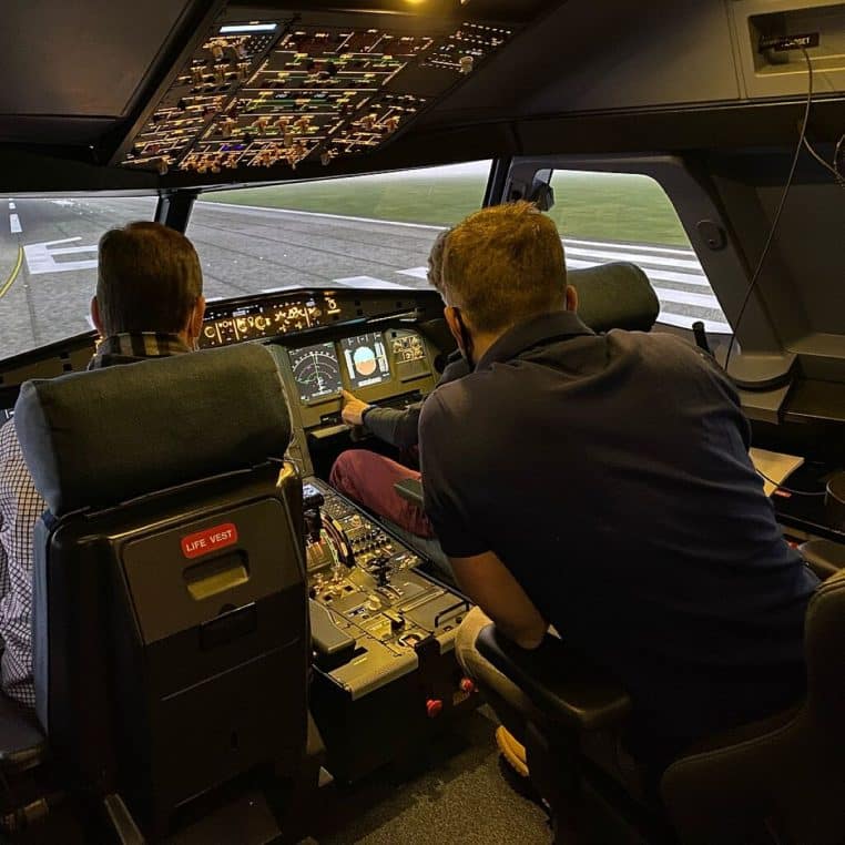 Poste de pilotage d’un simulateur d’Airbus A320, utilisé pour la formation et l’entraînement des pilotes de ligne en conditions réalistes