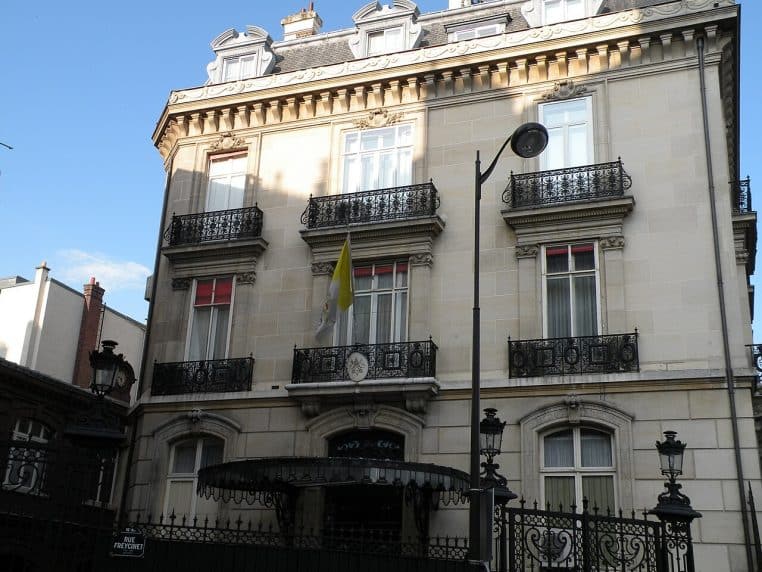 Façade beige de la nonciature à l’angle de la rue Freycinet et de l’avenue du Président-Wilson, drapeau du Vatican visible.