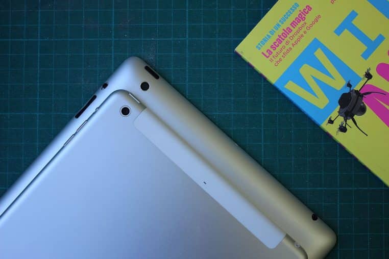 Deux iPad côte à côte, dont un iPad Air, posés sur un support en magasin, comparés par un client potentiel.