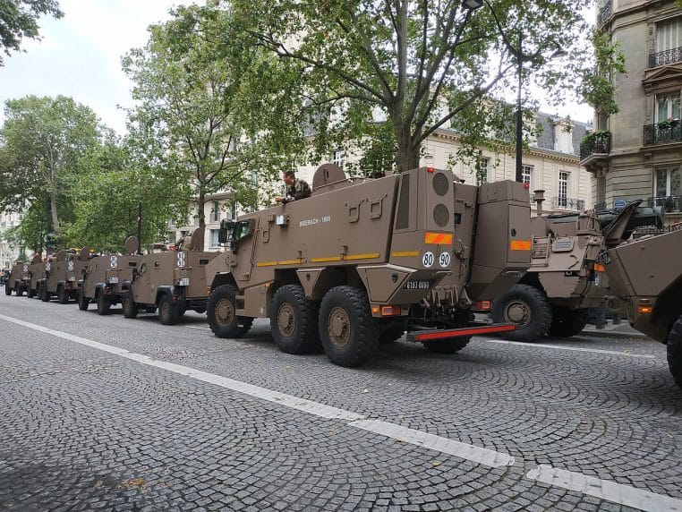 Colonne de blindés VBMR Griffon couleur sable de l’Armée de terre alignés sur une avenue parisienne le 14 juillet.