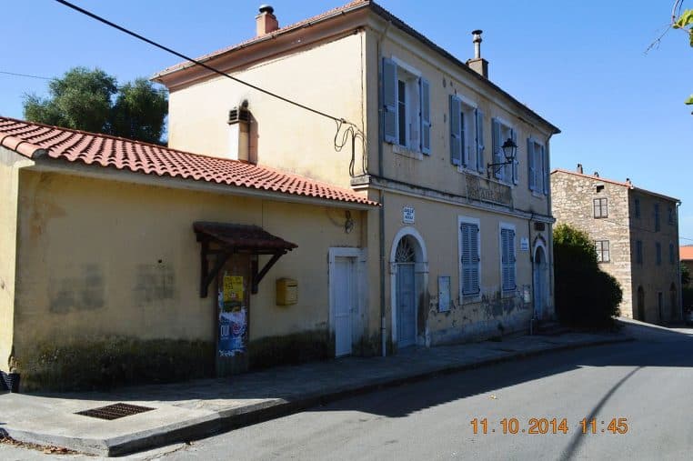 Ancienne école du village d’Arro en Corse-du-Sud, bâtisse en pierre sur les hauteurs, entourée de végétation méditerranéenne.