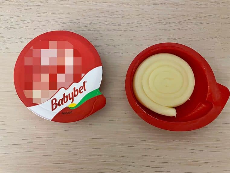 Emballage de fromage Babybel Mini Roll posé sur une table, illustrant une variante de présentation du célèbre fromage en portions