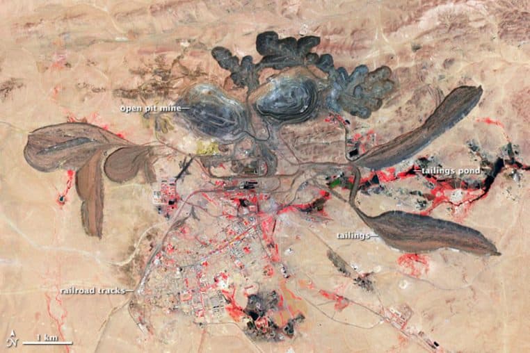 Image satellite en fausses couleurs de la mine de terres rares de Bayan Obo en Mongolie intérieure, montrant les excavations à ciel ouvert et les zones de résidus autour du site.