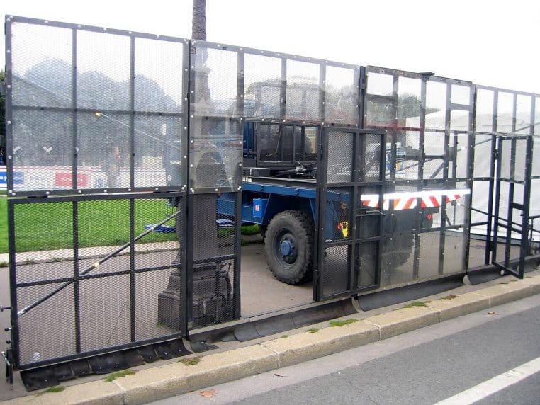Barrière mobile utilisée par la Gendarmerie nationale lors d’une manifestation, vue rapprochée de l’équipement déployé sur voie publique